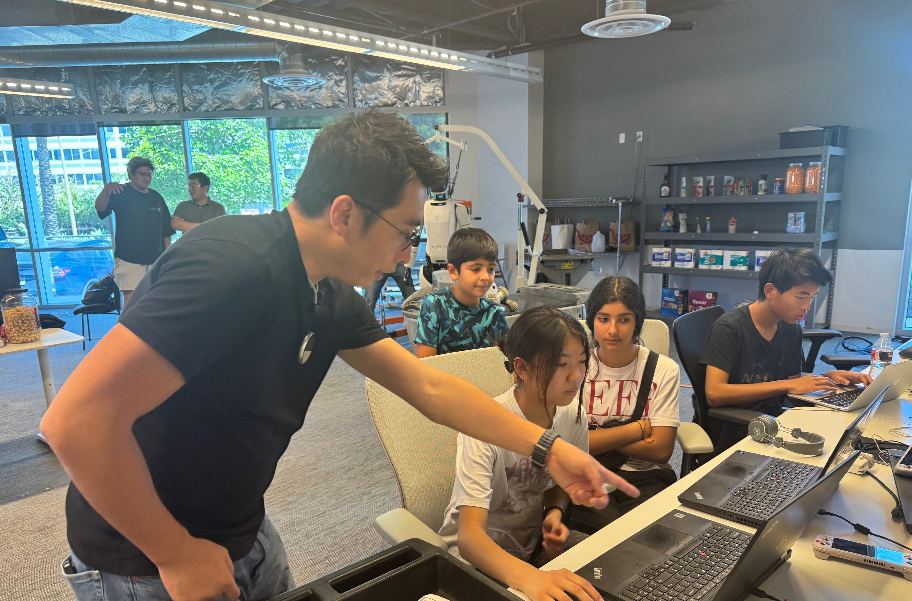 Agentech Team Visits FF Robotics Lab: Bridging AI Education with Real-World Robotics Development photo 2
