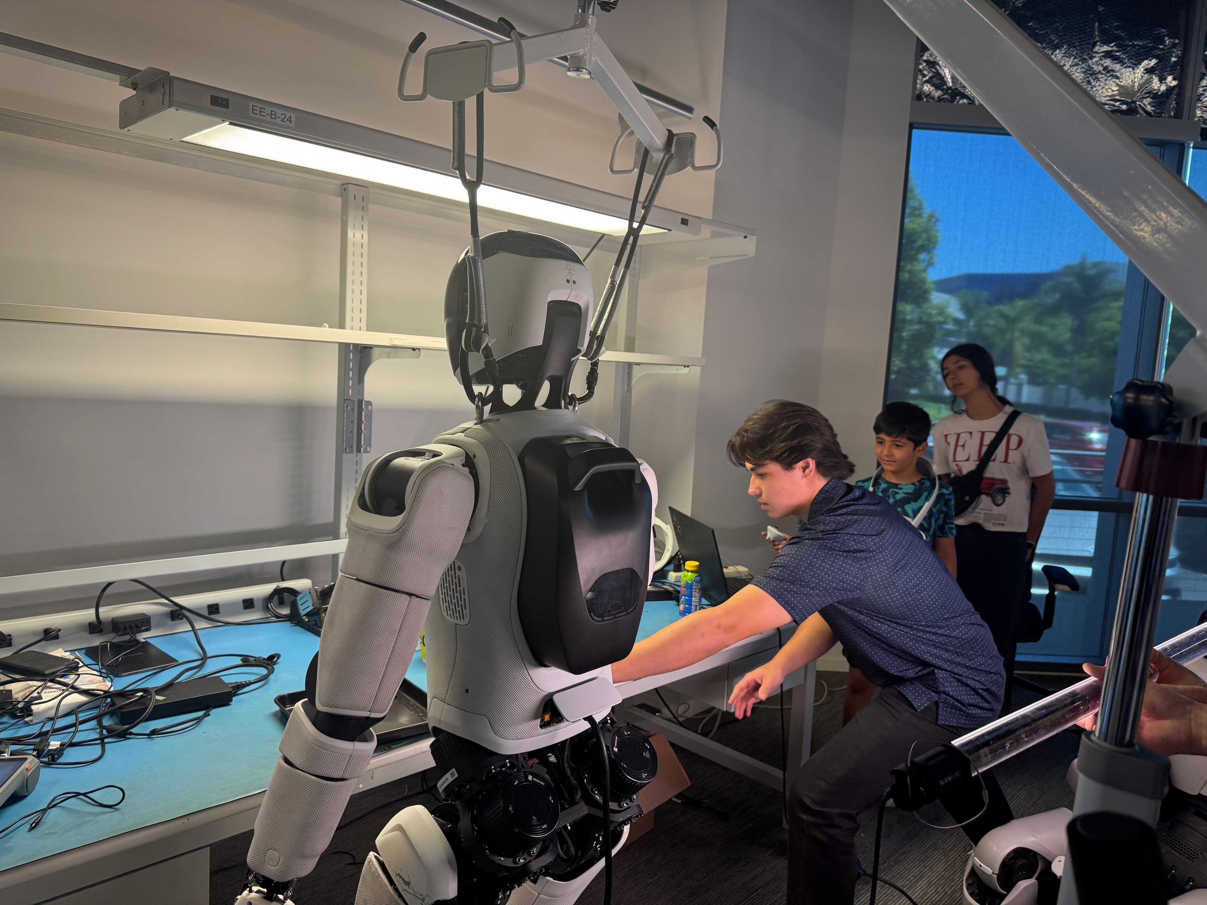 Agentech Team Visits FF Robotics Lab: Bridging AI Education with Real-World Robotics Development photo 5